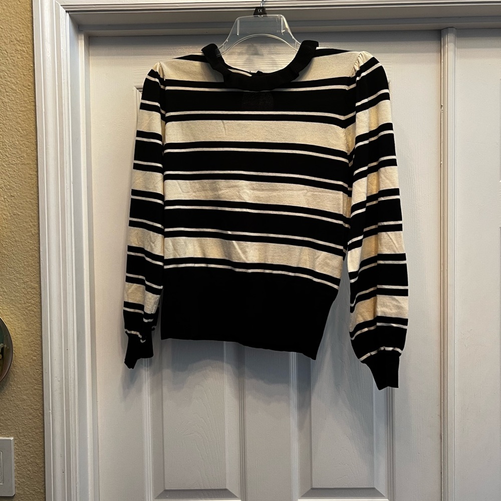 EXCELLENT USED CONDITION WHO WHAT WEAR SWEATER SIZE LARGE